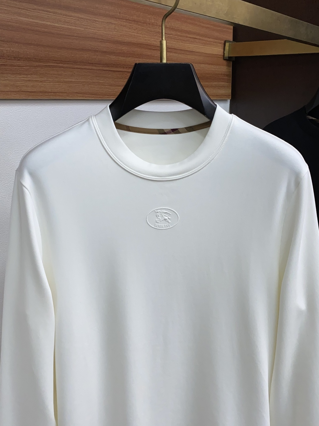 巴宝莉 2025秋冬新款.加厚加绒打底单穿长袖T恤卫衣 订制320克兰精莫代尔加厚拉绒面料.前后工艺细节