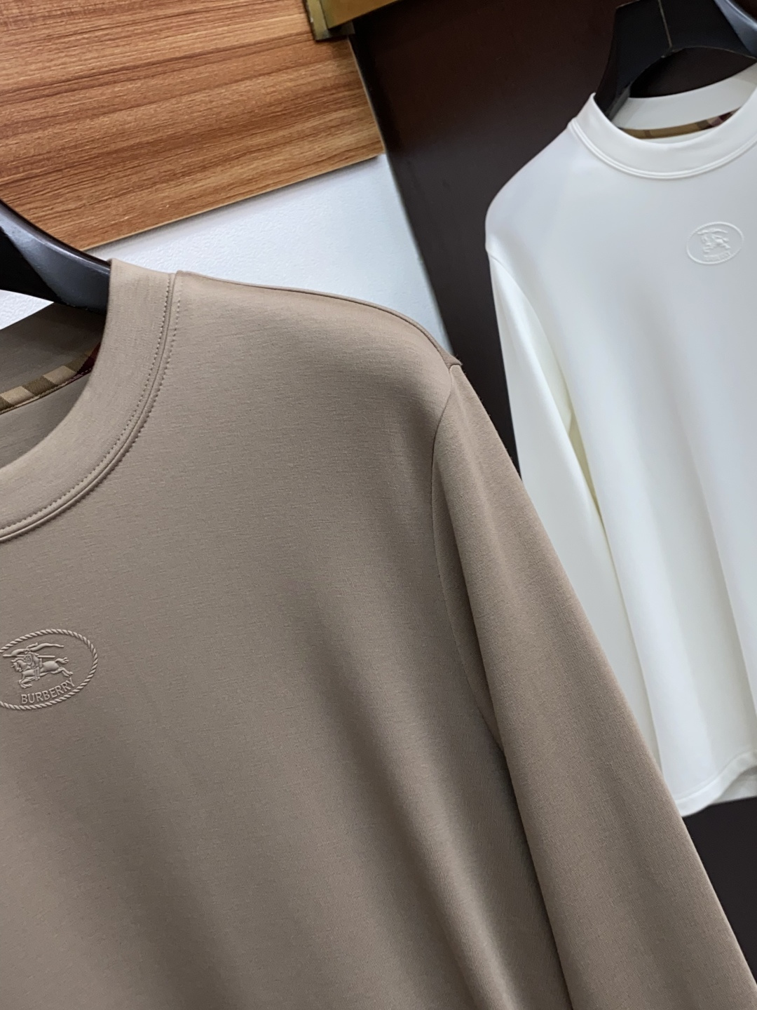 巴宝莉 2025秋冬新款.加厚加绒打底单穿长袖T恤卫衣 订制320克兰精莫代尔加厚拉绒面料.前后工艺细节