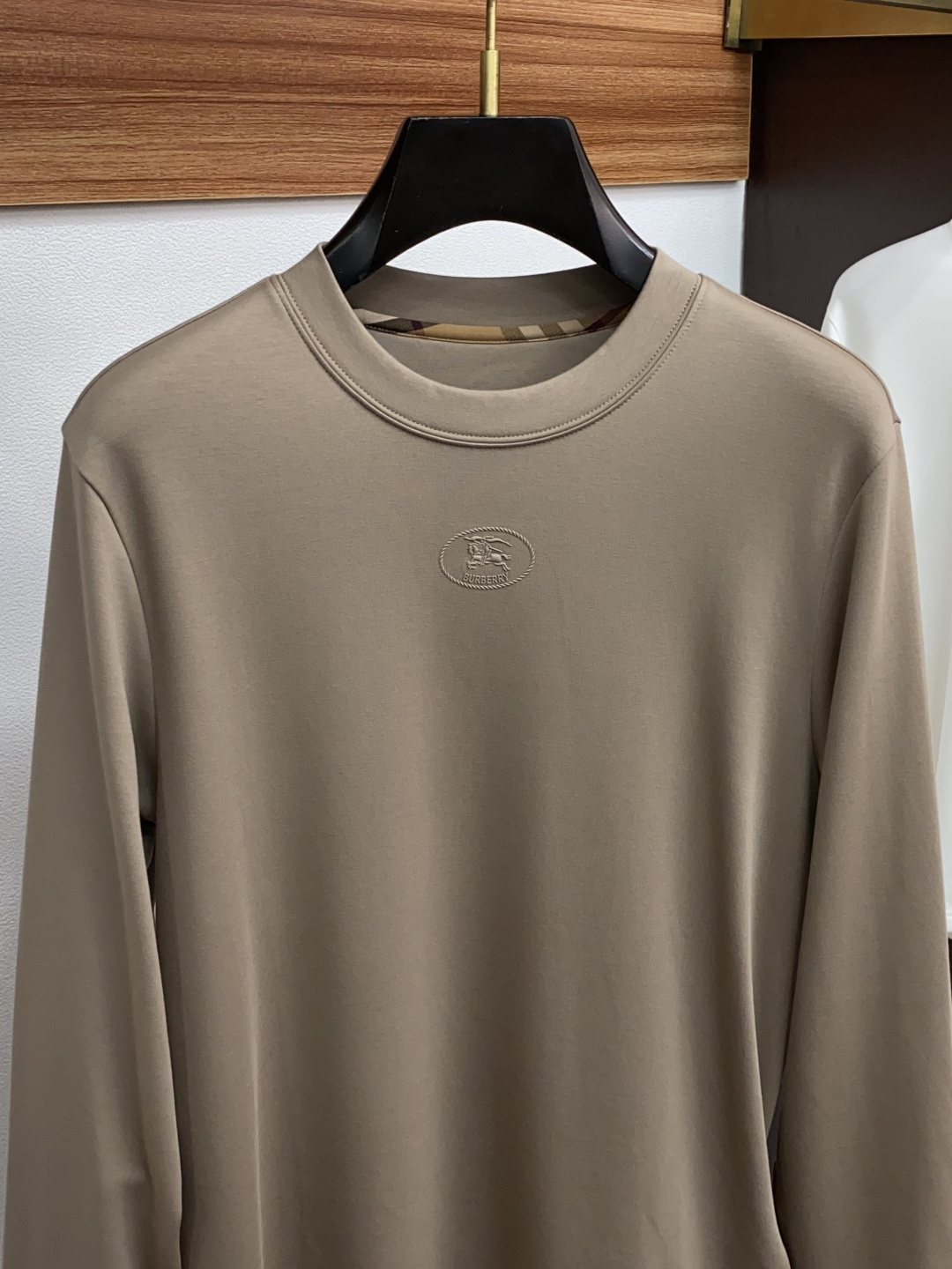 巴宝莉 2025秋冬新款.加厚加绒打底单穿长袖T恤卫衣 订制320克兰精莫代尔加厚拉绒面料.前后工艺细节