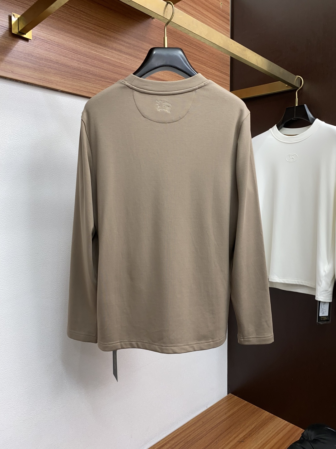 巴宝莉 2025秋冬新款.加厚加绒打底单穿长袖T恤卫衣 订制320克兰精莫代尔加厚拉绒面料.前后工艺细节