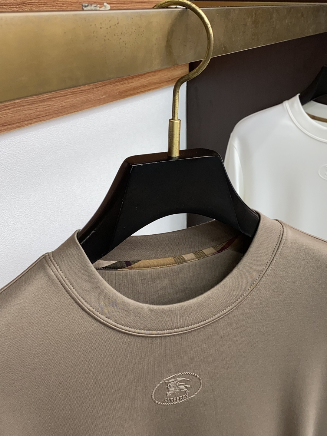 巴宝莉 2025秋冬新款.加厚加绒打底单穿长袖T恤卫衣 订制320克兰精莫代尔加厚拉绒面料.前后工艺细节