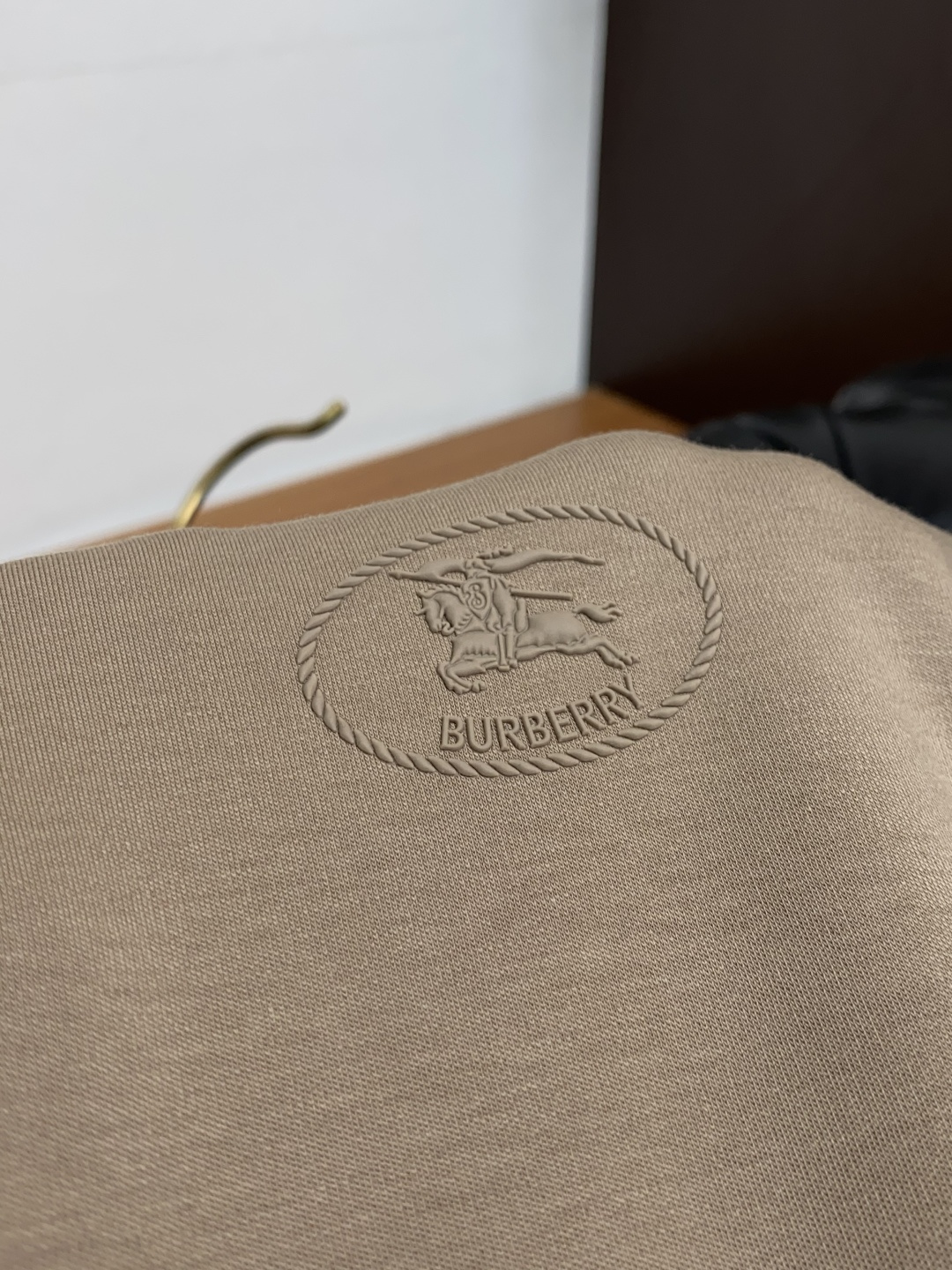 巴宝莉 2025秋冬新款.加厚加绒打底单穿长袖T恤卫衣 订制320克兰精莫代尔加厚拉绒面料.前后工艺细节