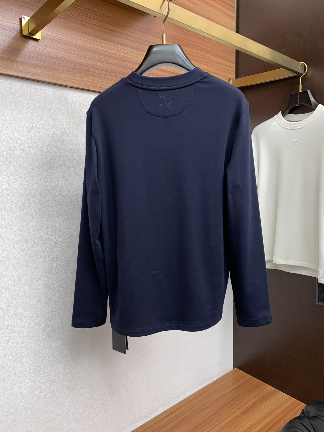 巴宝莉 2025秋冬新款.加厚加绒打底单穿长袖T恤卫衣 订制320克兰精莫代尔加厚拉绒面料.前后工艺细节