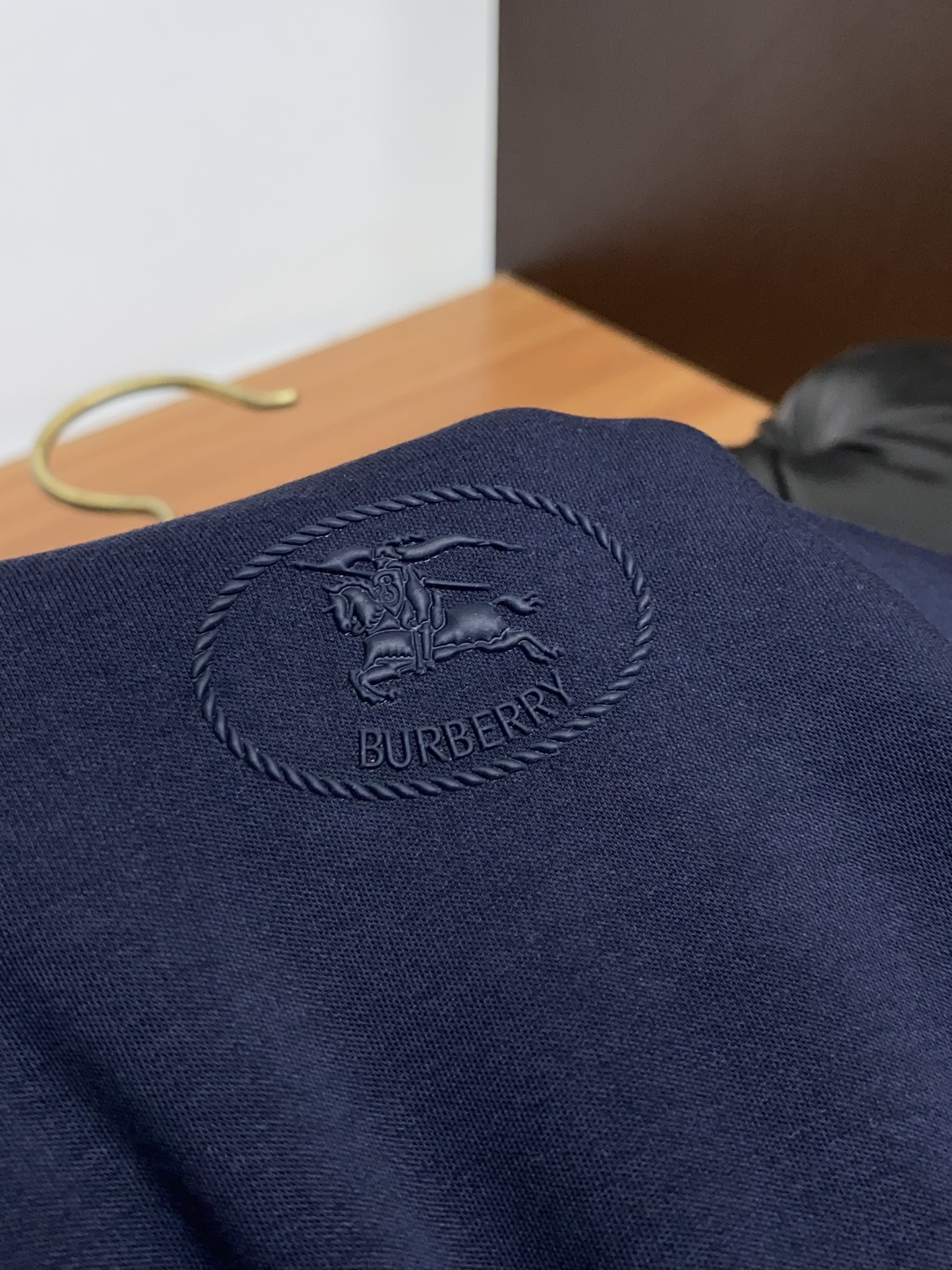 巴宝莉 2025秋冬新款.加厚加绒打底单穿长袖T恤卫衣 订制320克兰精莫代尔加厚拉绒面料.前后工艺细节