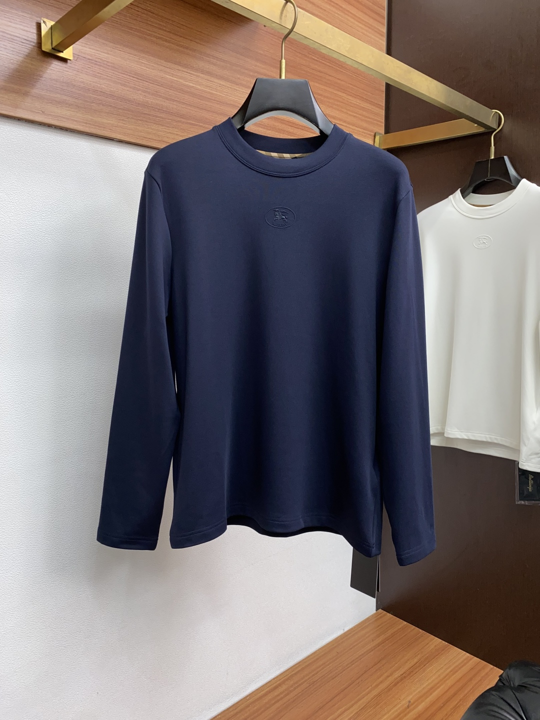 巴宝莉 2025秋冬新款.加厚加绒打底单穿长袖T恤卫衣 订制320克兰精莫代尔加厚拉绒面料.前后工艺细节