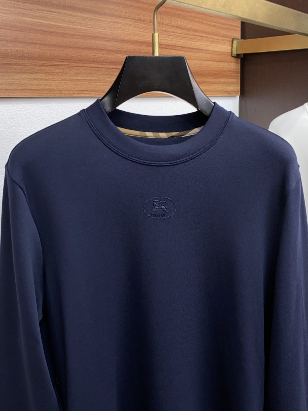 巴宝莉 2025秋冬新款.加厚加绒打底单穿长袖T恤卫衣 订制320克兰精莫代尔加厚拉绒面料.前后工艺细节