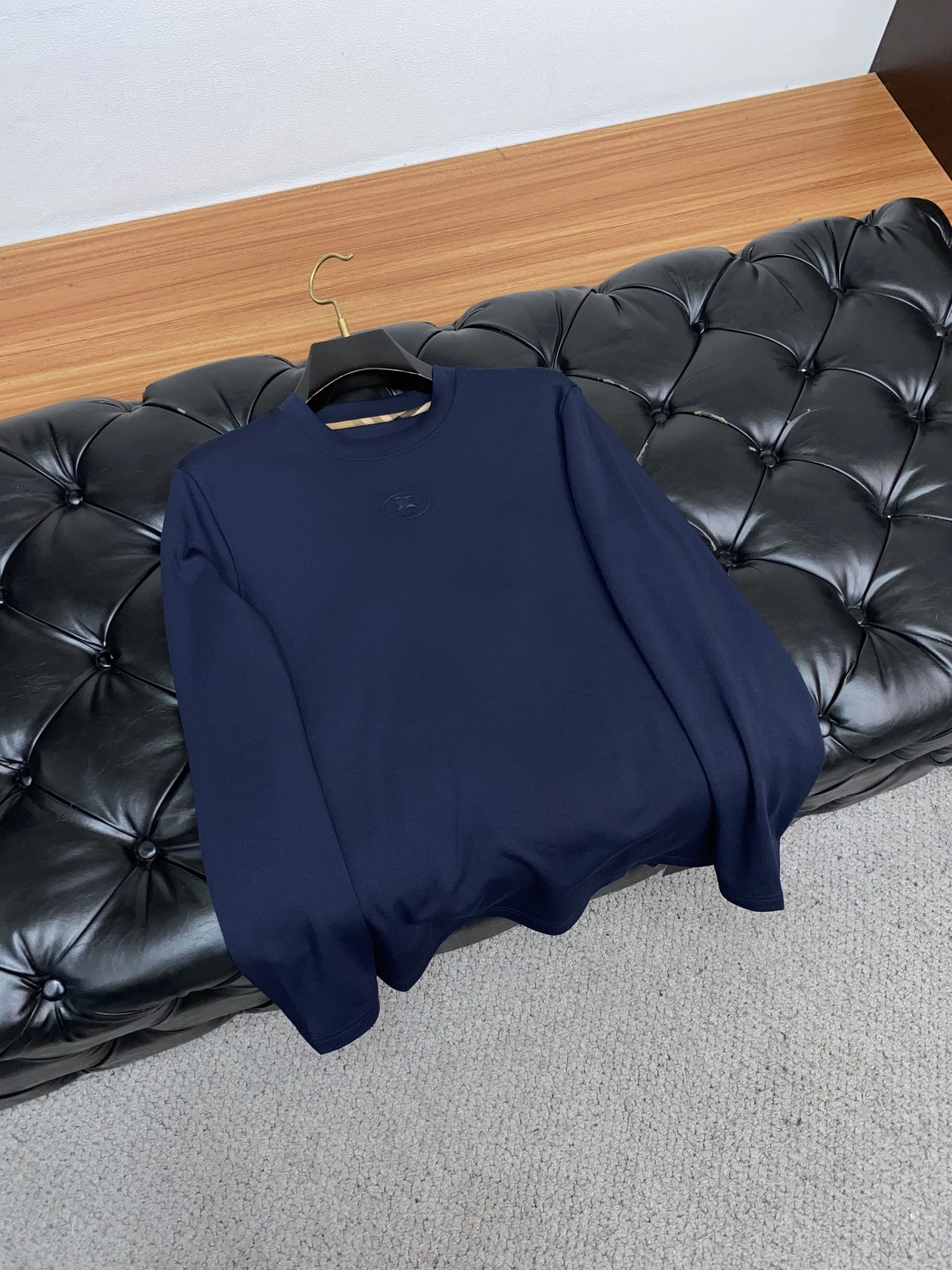 巴宝莉 2025秋冬新款.加厚加绒打底单穿长袖T恤卫衣 订制320克兰精莫代尔加厚拉绒面料.前后工艺细节