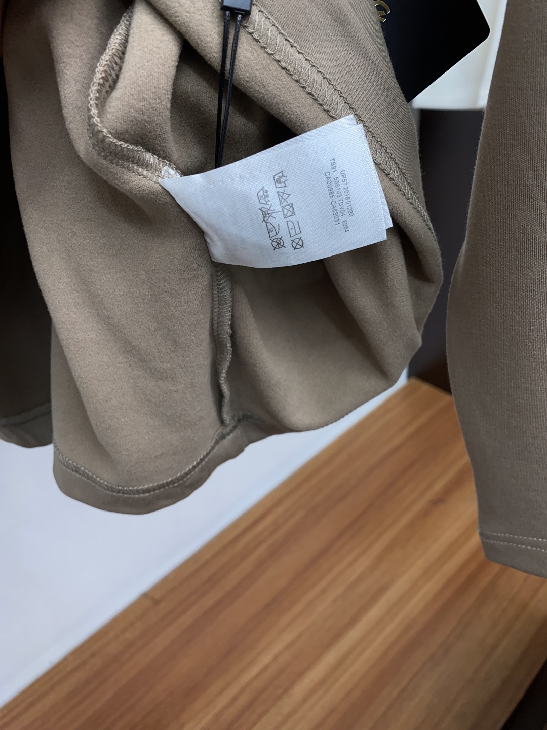 巴宝莉 2025秋冬新款.加厚加绒打底单穿长袖T恤卫衣 订制320克兰精莫代尔加厚拉绒面料.前后工艺细节