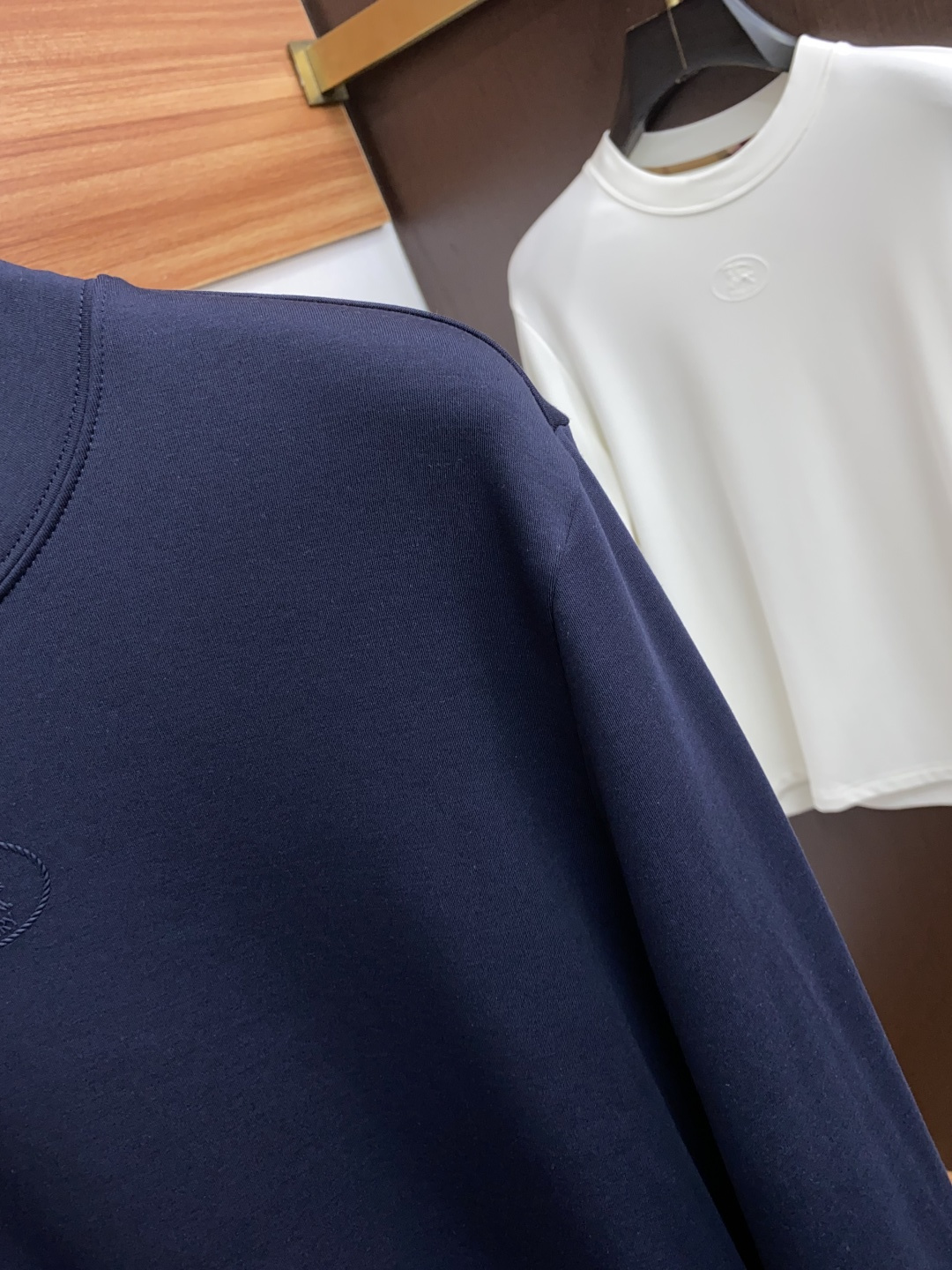 巴宝莉 2025秋冬新款.加厚加绒打底单穿长袖T恤卫衣 订制320克兰精莫代尔加厚拉绒面料.前后工艺细节