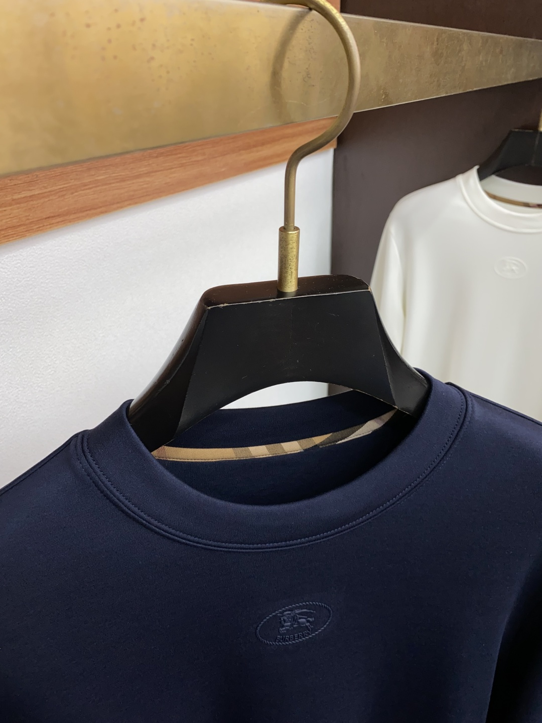 巴宝莉 2025秋冬新款.加厚加绒打底单穿长袖T恤卫衣 订制320克兰精莫代尔加厚拉绒面料.前后工艺细节