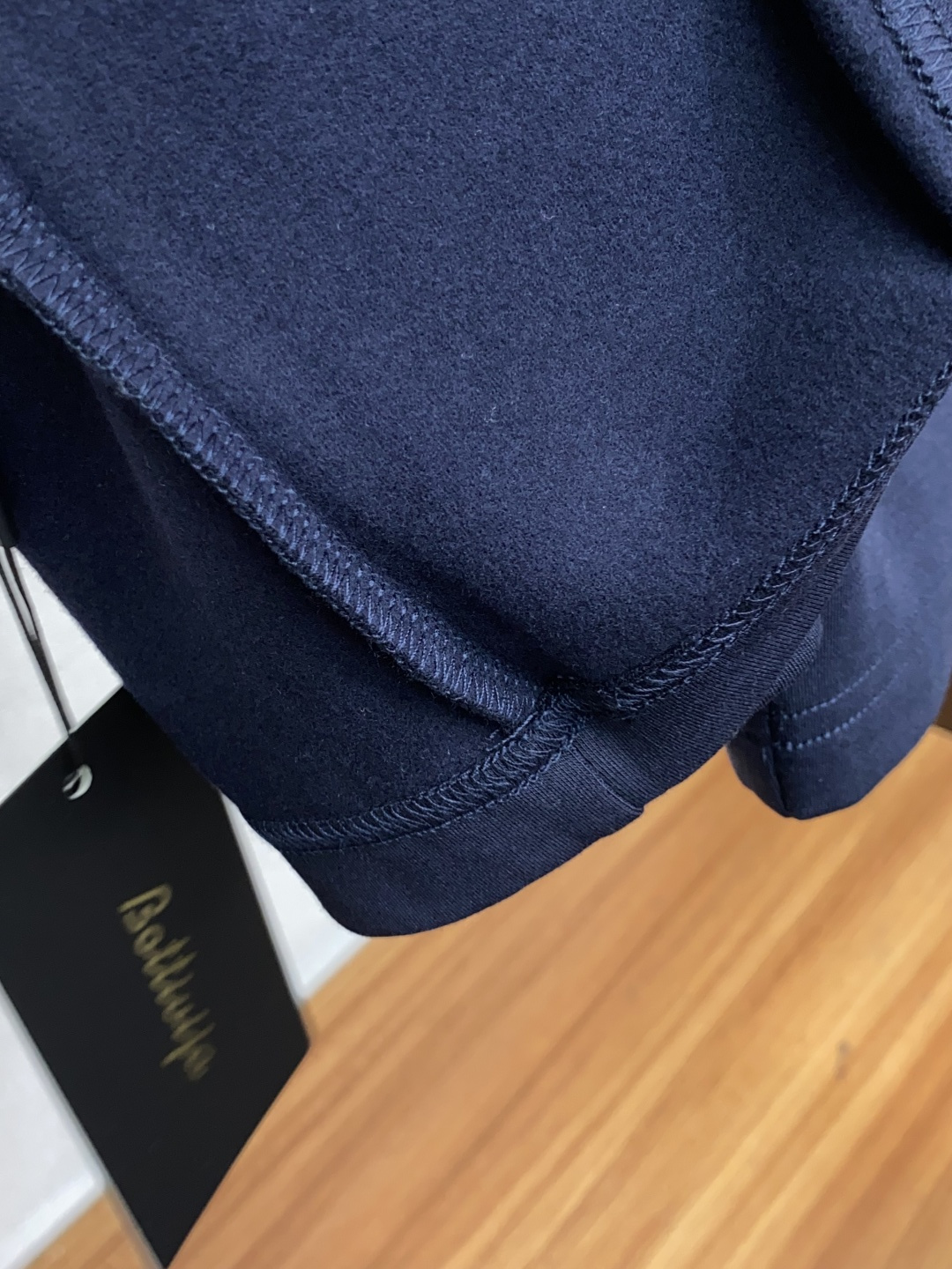 巴宝莉 2025秋冬新款.加厚加绒打底单穿长袖T恤卫衣 订制320克兰精莫代尔加厚拉绒面料.前后工艺细节