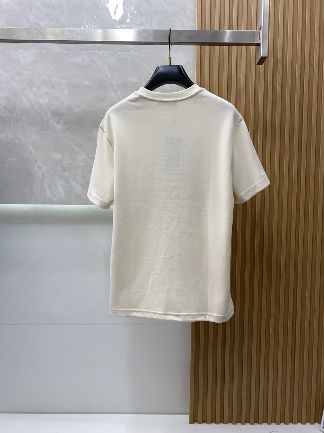 芬迪 香港洋行渠道货，纯正血统品质，高端短袖卫衣 时髦且复古、雅痞而随性、气质而优雅！整体的形态风格设计