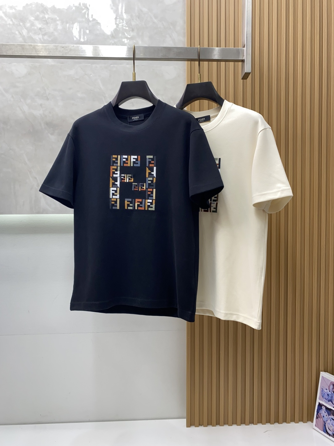 芬迪 香港洋行渠道货，纯正血统品质，高端短袖卫衣 时髦且复古、雅痞而随性、气质而优雅！整体的形态风格设计