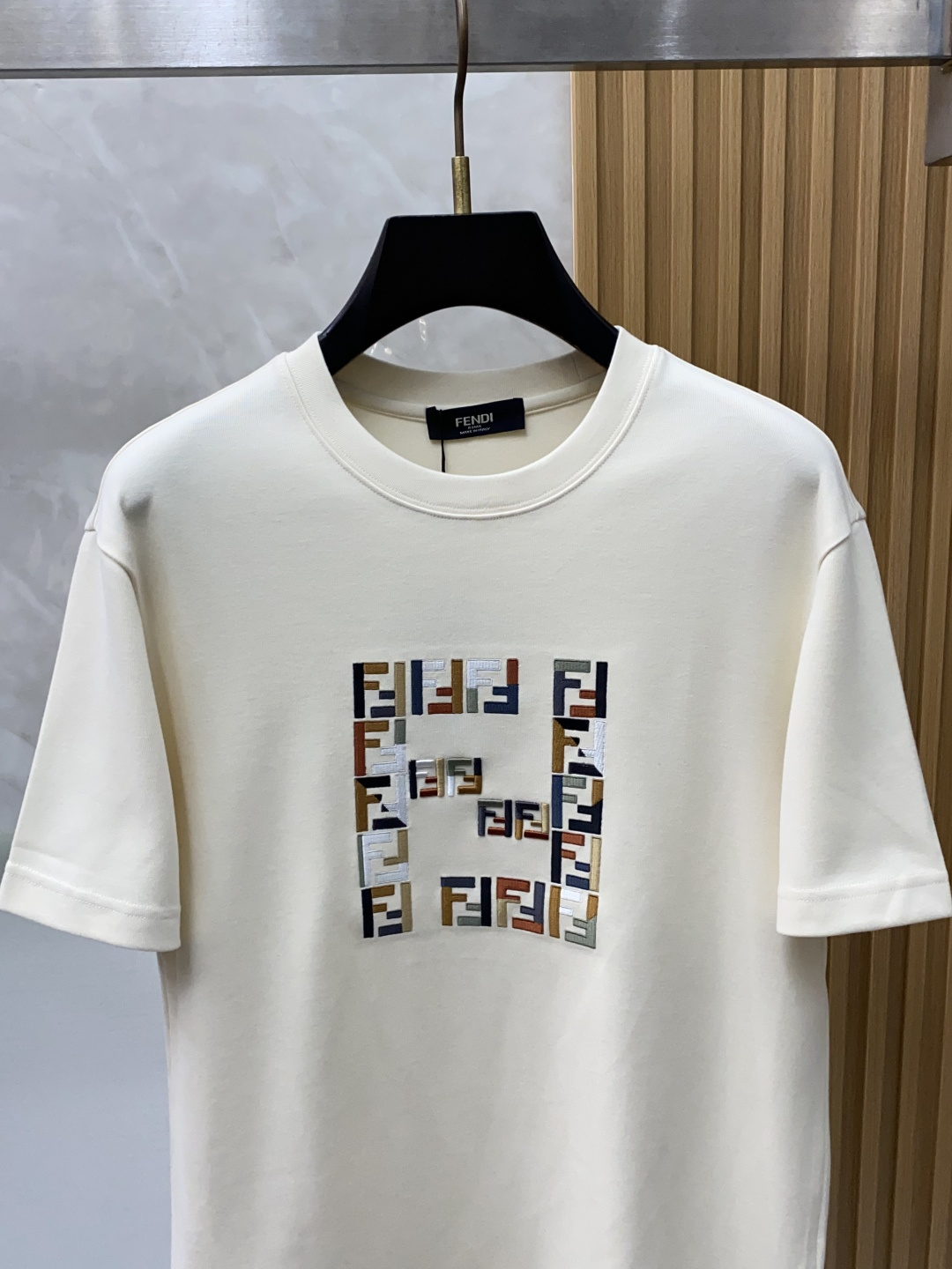 芬迪 香港洋行渠道货，纯正血统品质，高端短袖卫衣 时髦且复古、雅痞而随性、气质而优雅！整体的形态风格设计