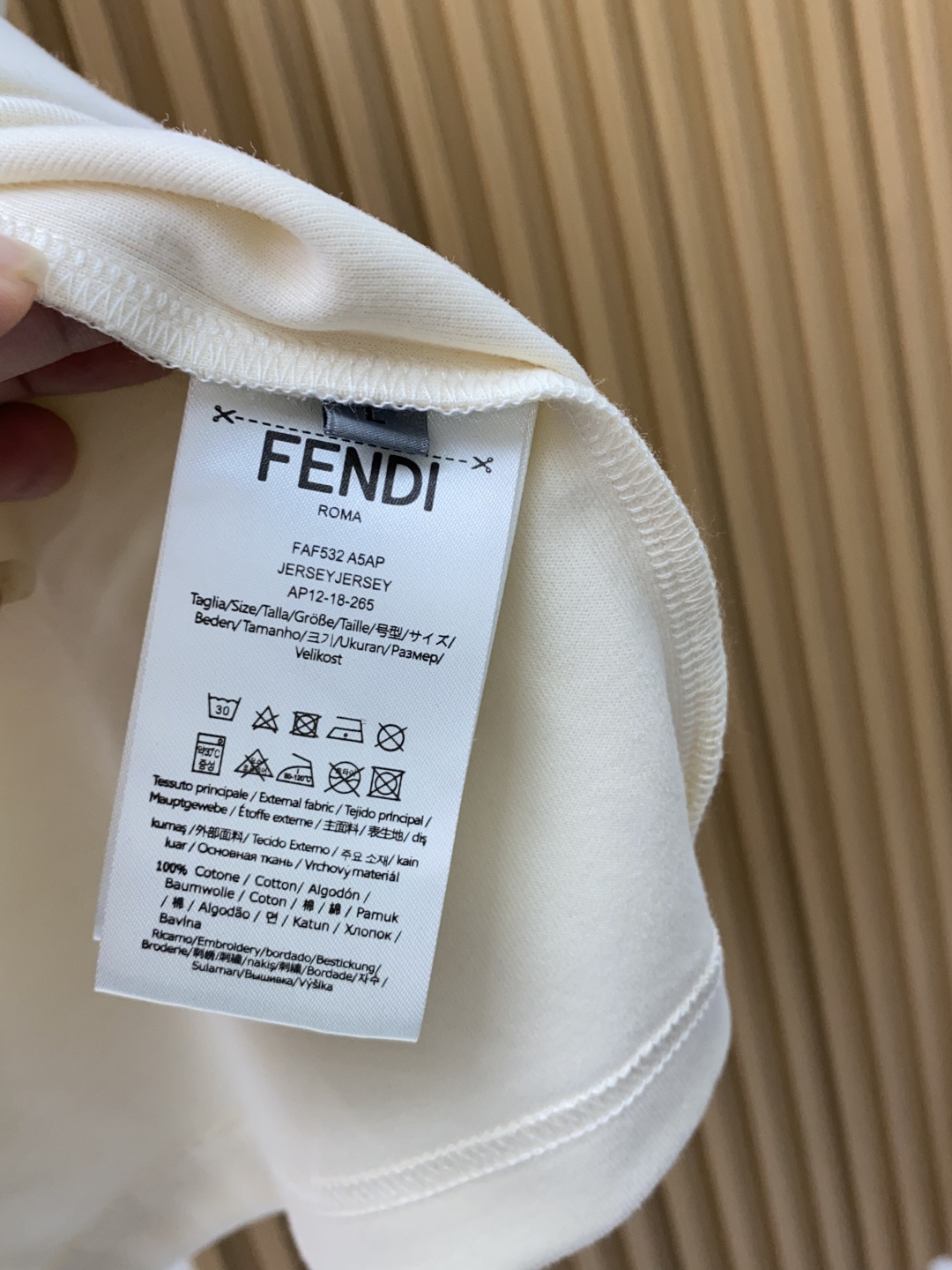 芬迪 香港洋行渠道货，纯正血统品质，高端短袖卫衣 时髦且复古、雅痞而随性、气质而优雅！整体的形态风格设计