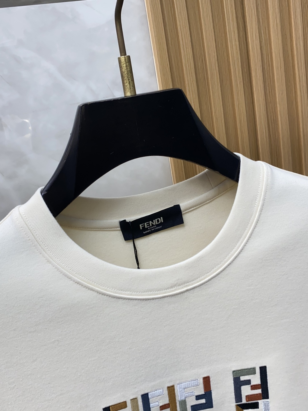 芬迪 香港洋行渠道货，纯正血统品质，高端短袖卫衣 时髦且复古、雅痞而随性、气质而优雅！整体的形态风格设计