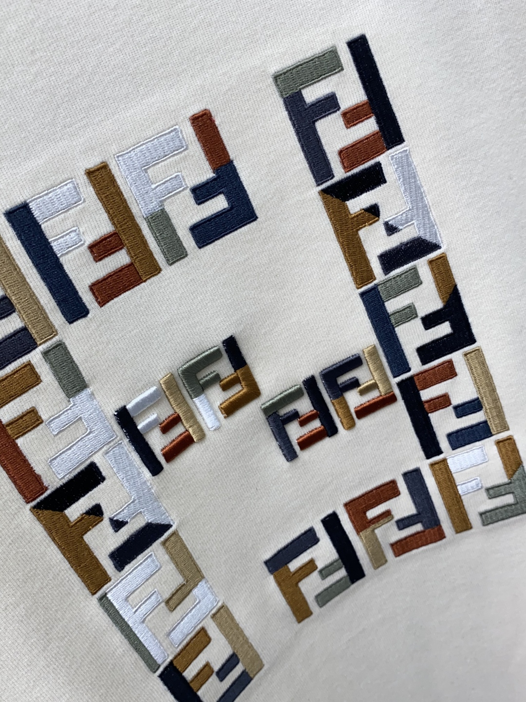 芬迪 香港洋行渠道货，纯正血统品质，高端短袖卫衣 时髦且复古、雅痞而随性、气质而优雅！整体的形态风格设计