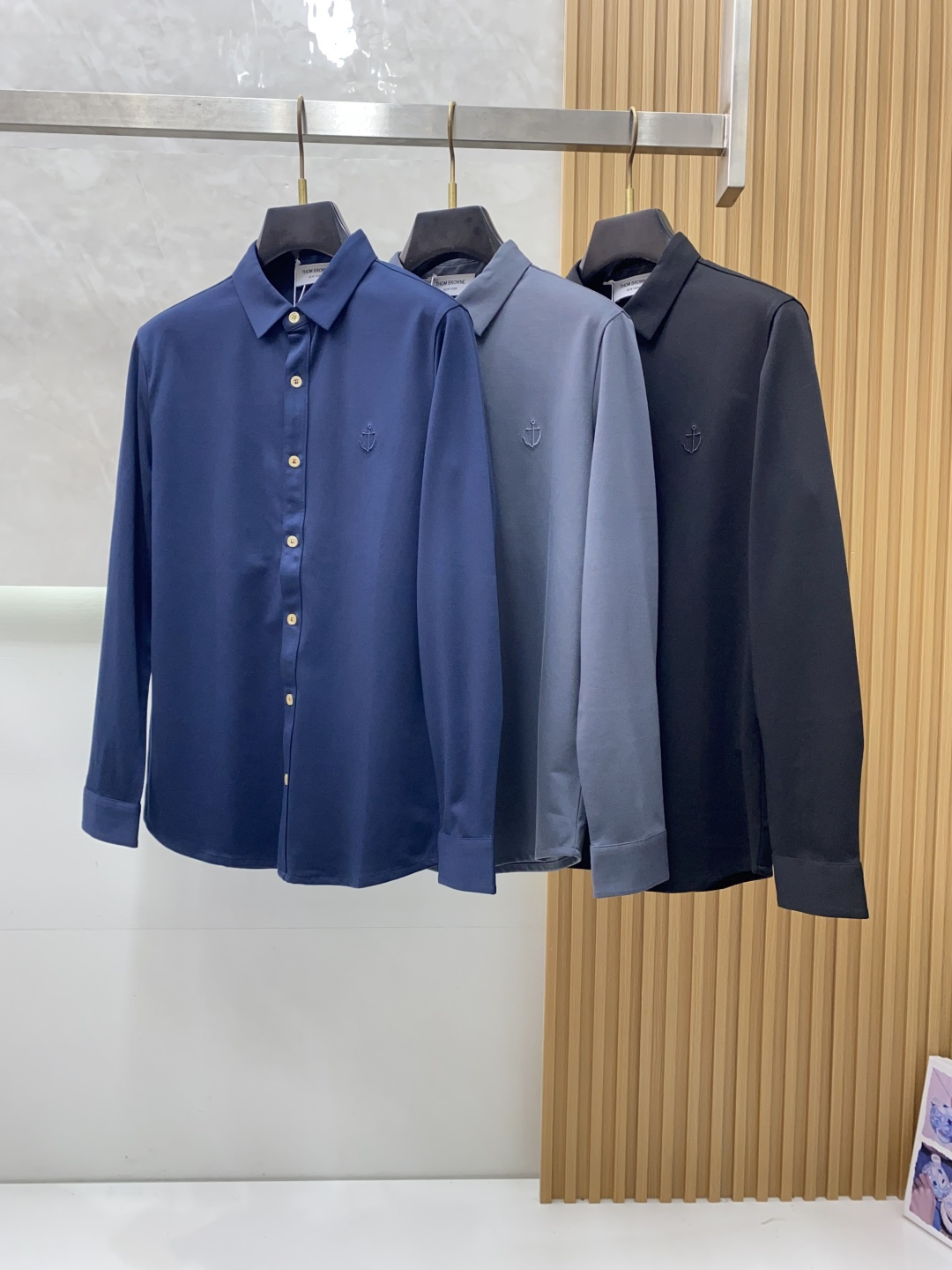 TB 香港洋行渠道货，纯正血统品质，高端短袖衬衫系列！时髦且复古、雅痞而随性、气质而优雅！整体的形态风格