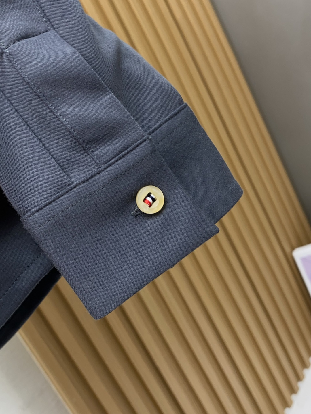 TB 香港洋行渠道货，纯正血统品质，高端短袖衬衫系列！时髦且复古、雅痞而随性、气质而优雅！整体的形态风格