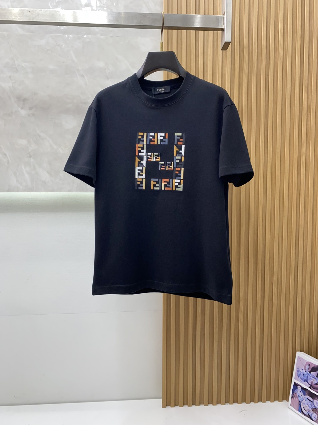 芬迪 香港洋行渠道货，纯正血统品质，高端短袖卫衣 时髦且复古、雅痞而随性、气质而优雅！整体的形态风格设计