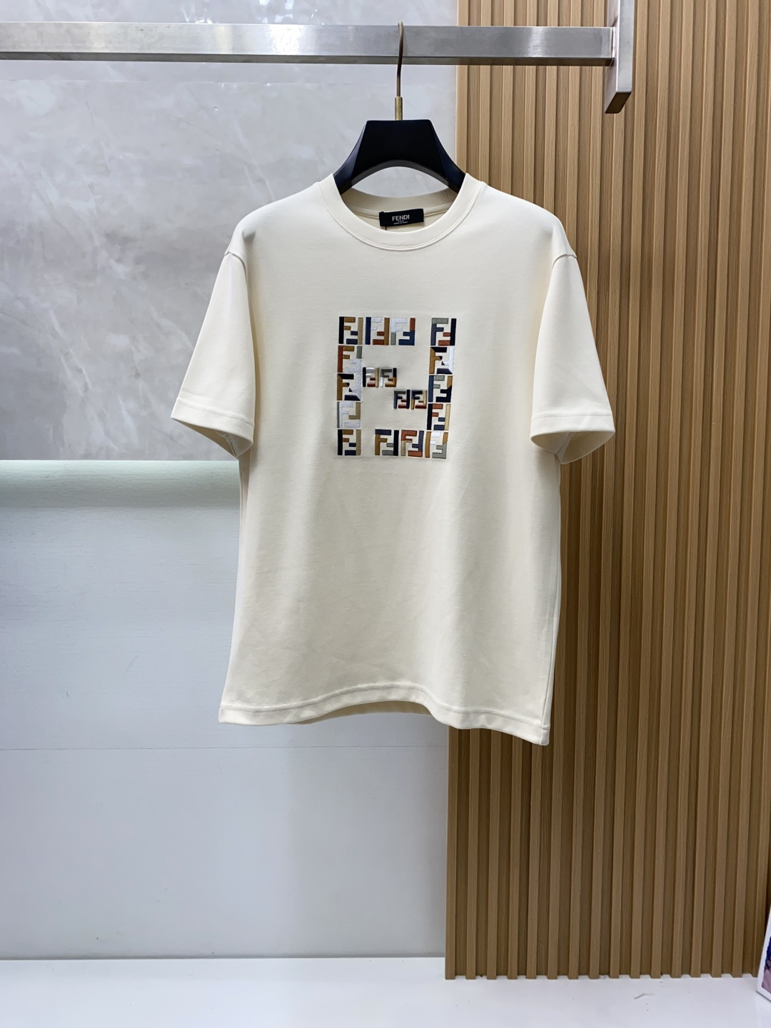 芬迪 香港洋行渠道货，纯正血统品质，高端短袖卫衣 时髦且复古、雅痞而随性、气质而优雅！整体的形态风格设计