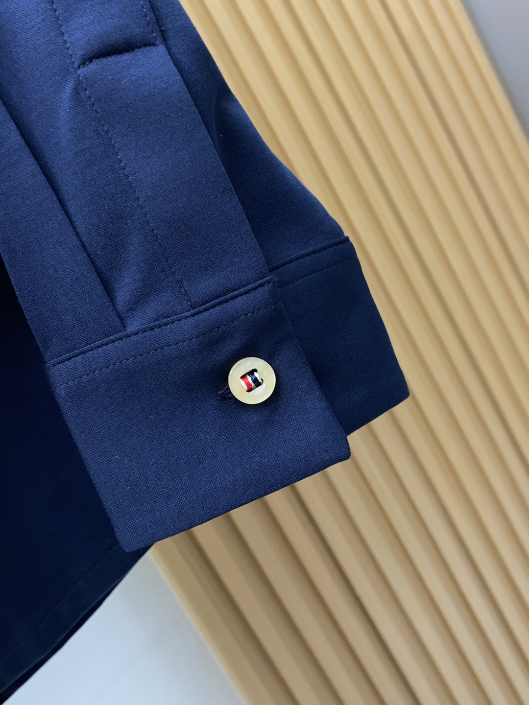 TB 香港洋行渠道货，纯正血统品质，高端短袖衬衫系列！时髦且复古、雅痞而随性、气质而优雅！整体的形态风格