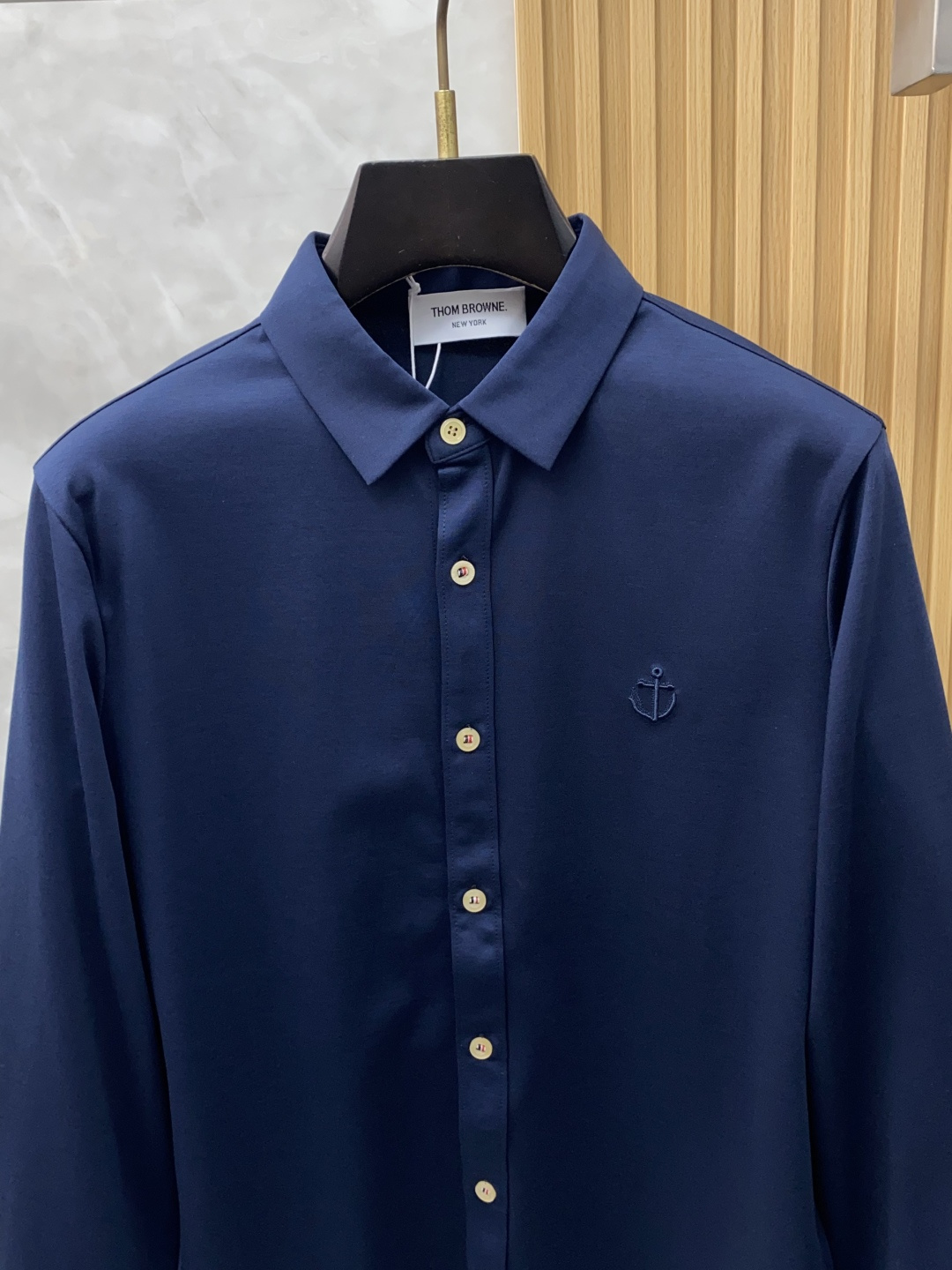 TB 香港洋行渠道货，纯正血统品质，高端短袖衬衫系列！时髦且复古、雅痞而随性、气质而优雅！整体的形态风格