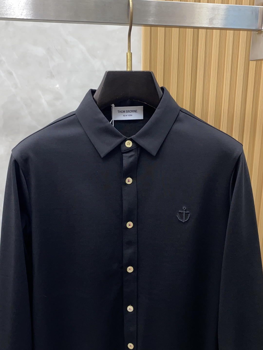 TB 香港洋行渠道货，纯正血统品质，高端短袖衬衫系列！时髦且复古、雅痞而随性、气质而优雅！整体的形态风格