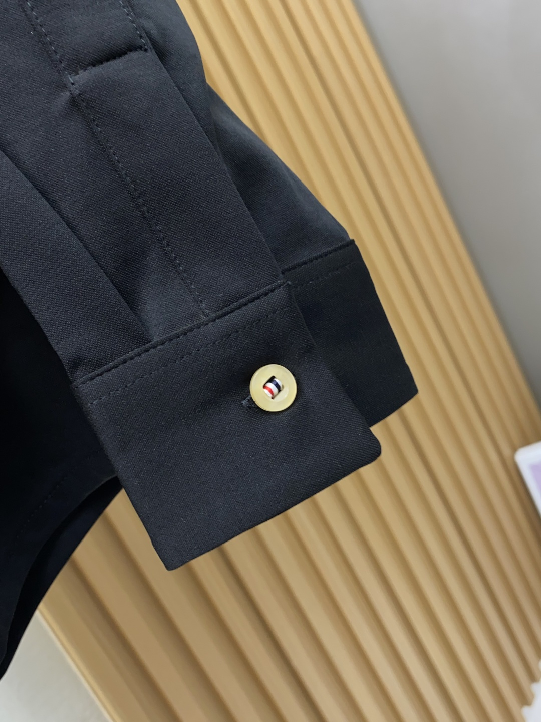 TB 香港洋行渠道货，纯正血统品质，高端短袖衬衫系列！时髦且复古、雅痞而随性、气质而优雅！整体的形态风格