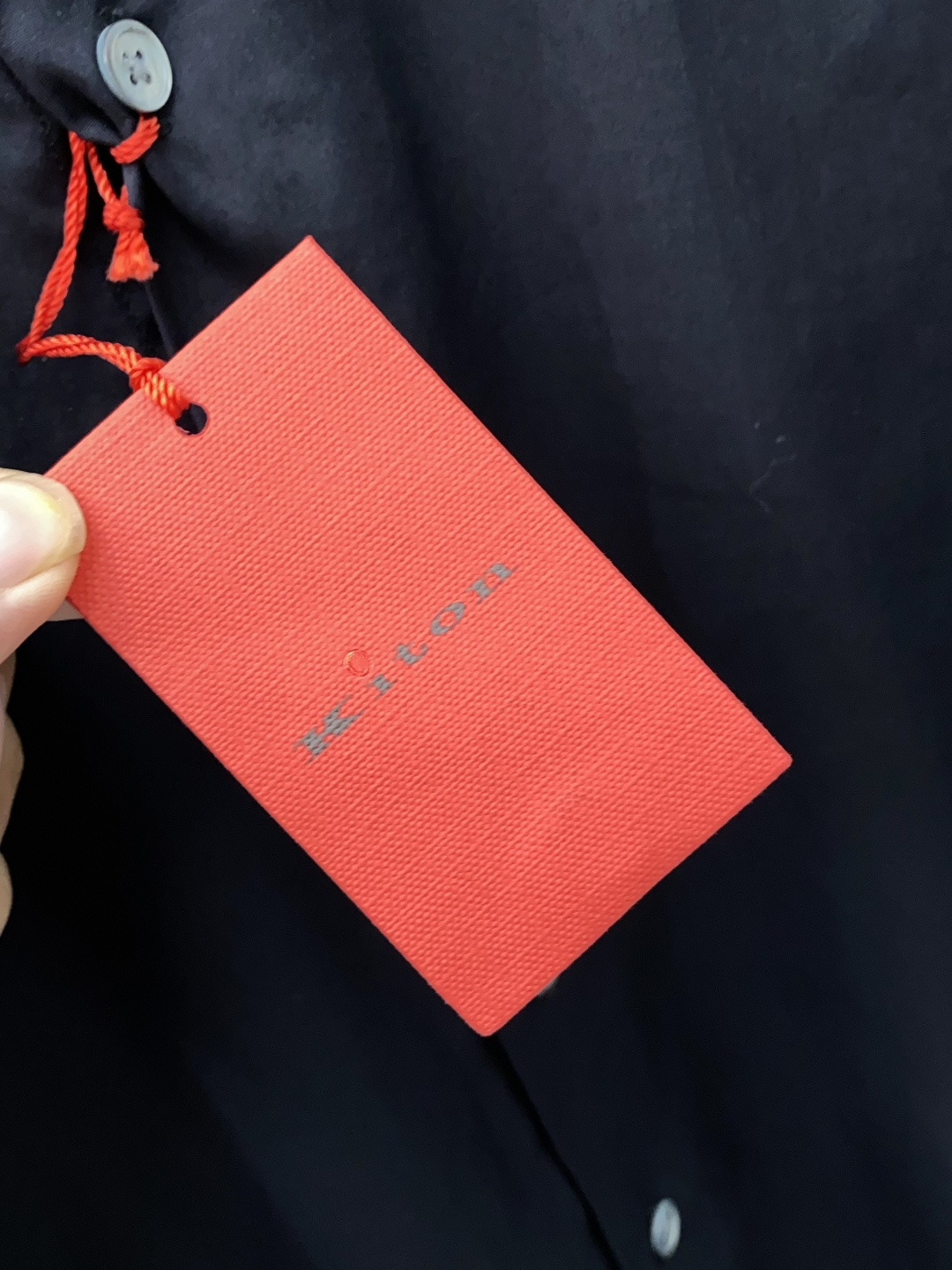 kiton 男士商务休闲长袖衬衫.官方同步系列！颇具意大利典型风格的时装，在面料选取和工艺方面都相当考究