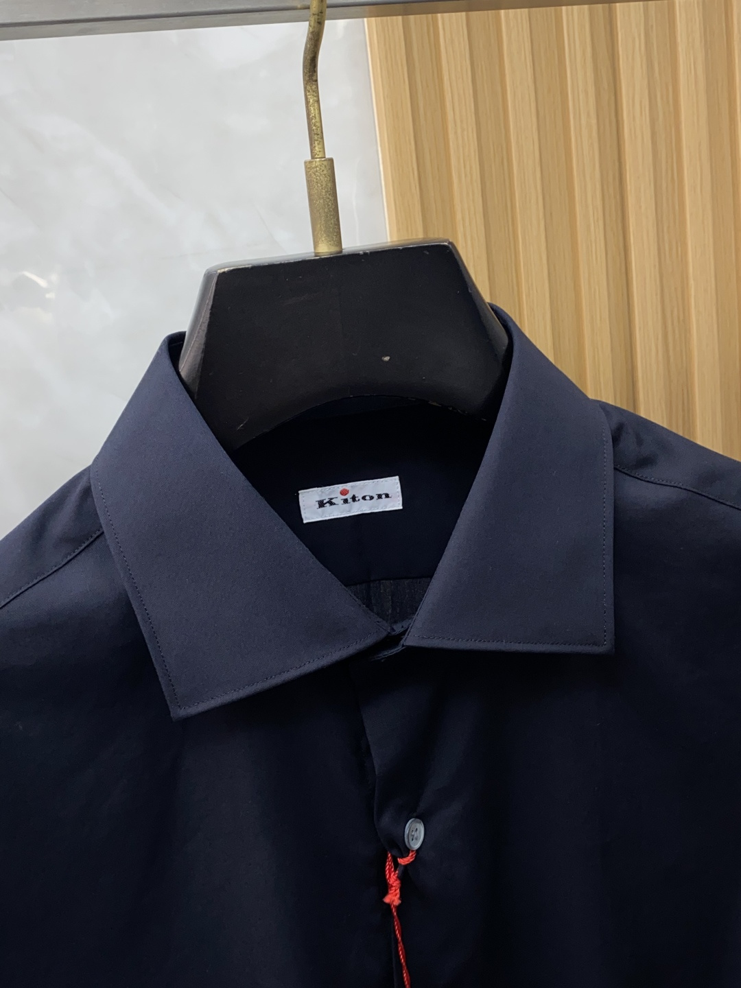 kiton 男士商务休闲长袖衬衫.官方同步系列！颇具意大利典型风格的时装，在面料选取和工艺方面都相当考究