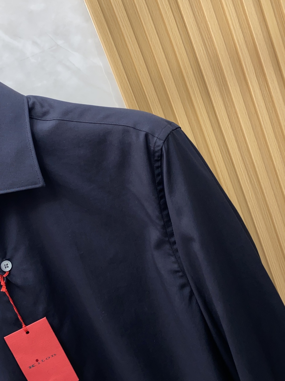 kiton 男士商务休闲长袖衬衫.官方同步系列！颇具意大利典型风格的时装，在面料选取和工艺方面都相当考究