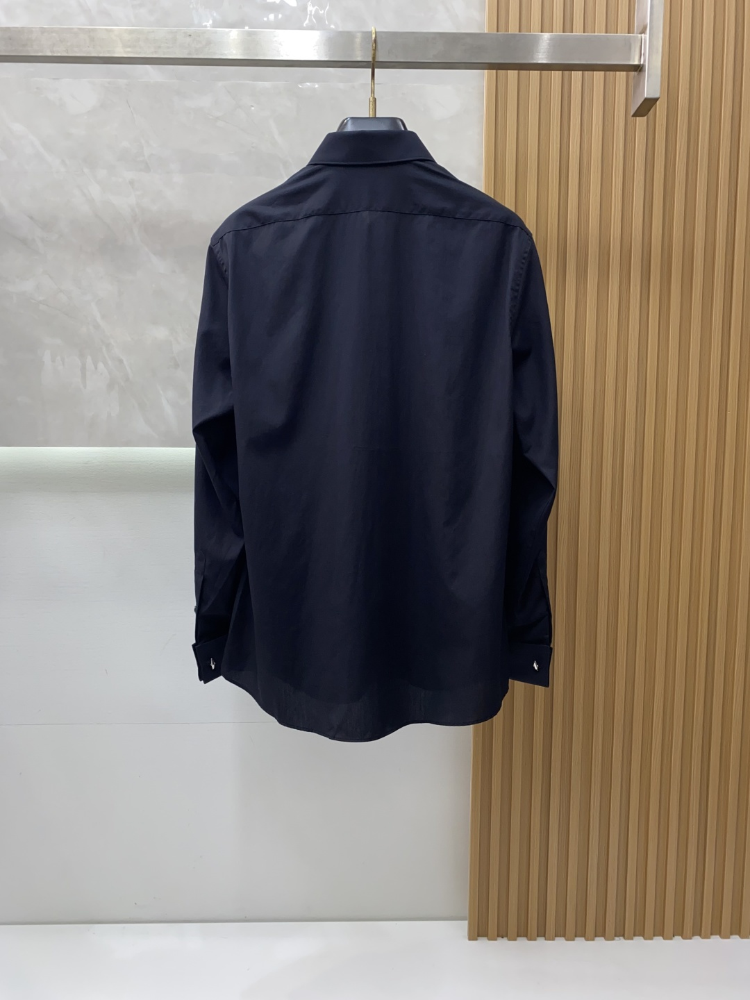 kiton 男士商务休闲长袖衬衫.官方同步系列！颇具意大利典型风格的时装，在面料选取和工艺方面都相当考究