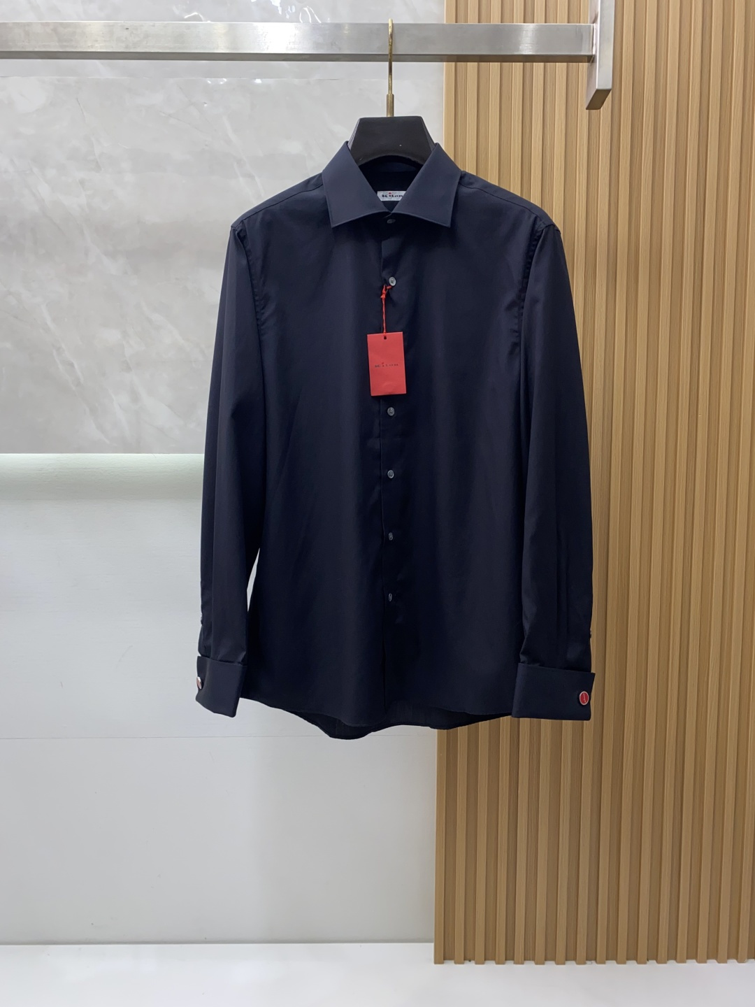 kiton 男士商务休闲长袖衬衫.官方同步系列！颇具意大利典型风格的时装，在面料选取和工艺方面都相当考究