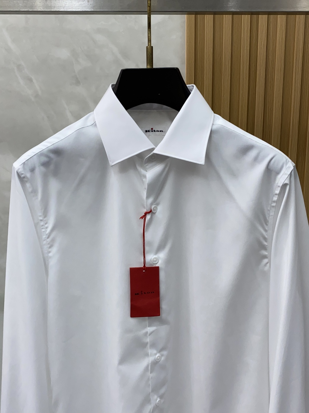 kiton 男士商务休闲长袖衬衫.官方同步系列！颇具意大利典型风格的时装，在面料选取和工艺方面都相当考究