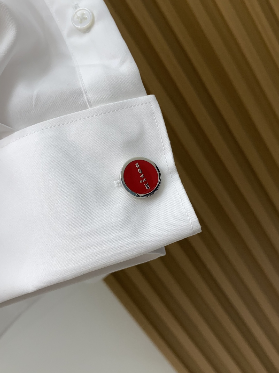 kiton 男士商务休闲长袖衬衫.官方同步系列！颇具意大利典型风格的时装，在面料选取和工艺方面都相当考究