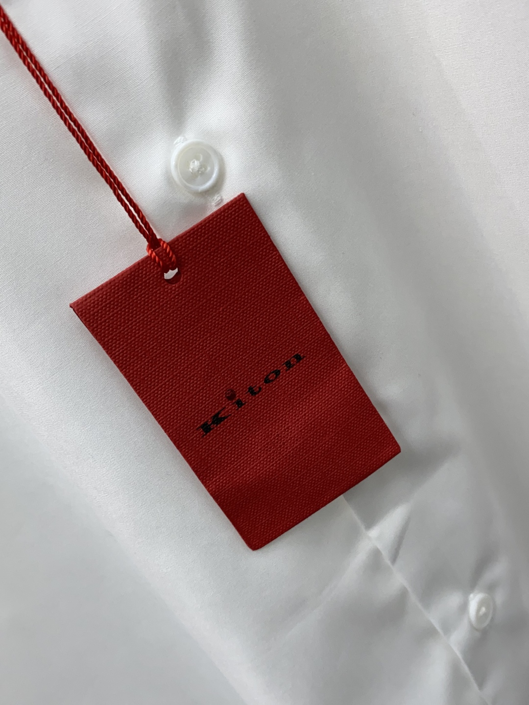 kiton 男士商务休闲长袖衬衫.官方同步系列！颇具意大利典型风格的时装，在面料选取和工艺方面都相当考究