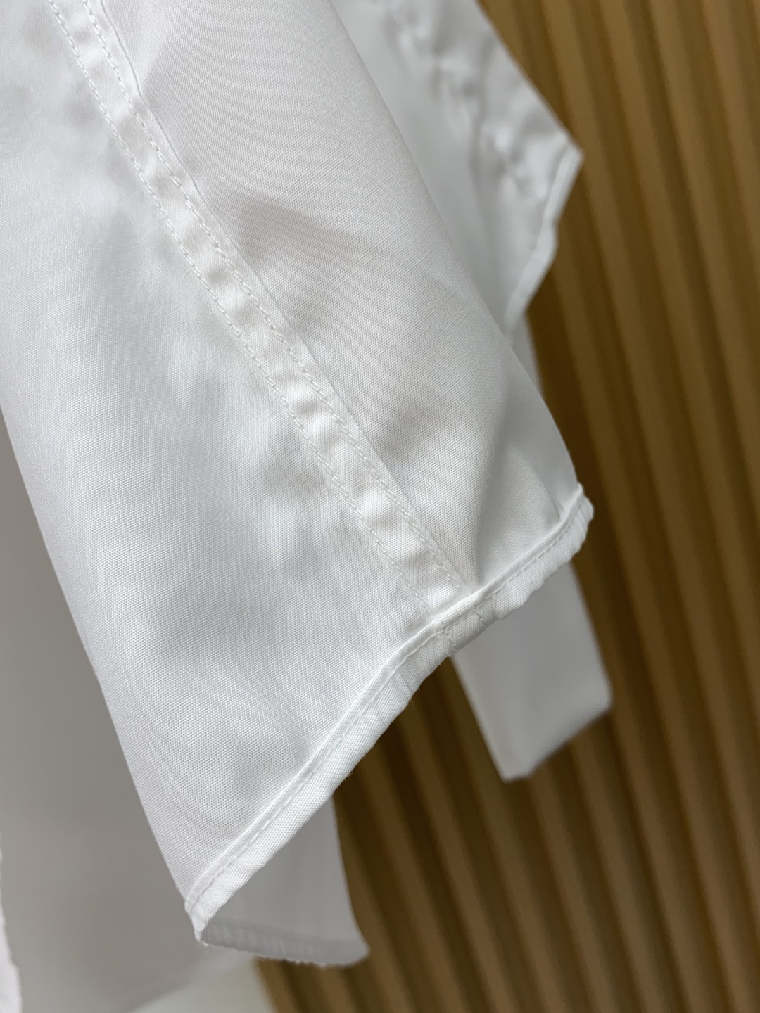 kiton 男士商务休闲长袖衬衫.官方同步系列！颇具意大利典型风格的时装，在面料选取和工艺方面都相当考究