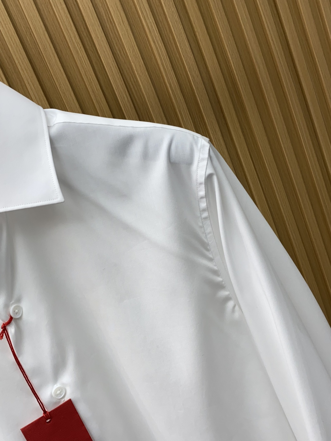 kiton 男士商务休闲长袖衬衫.官方同步系列！颇具意大利典型风格的时装，在面料选取和工艺方面都相当考究