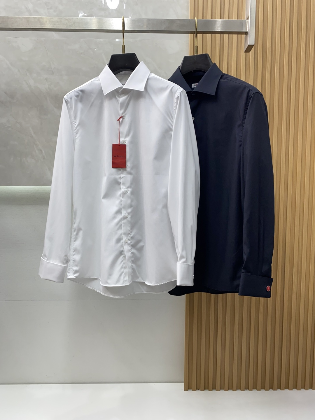 kiton 男士商务休闲长袖衬衫.官方同步系列！颇具意大利典型风格的时装，在面料选取和工艺方面都相当考究