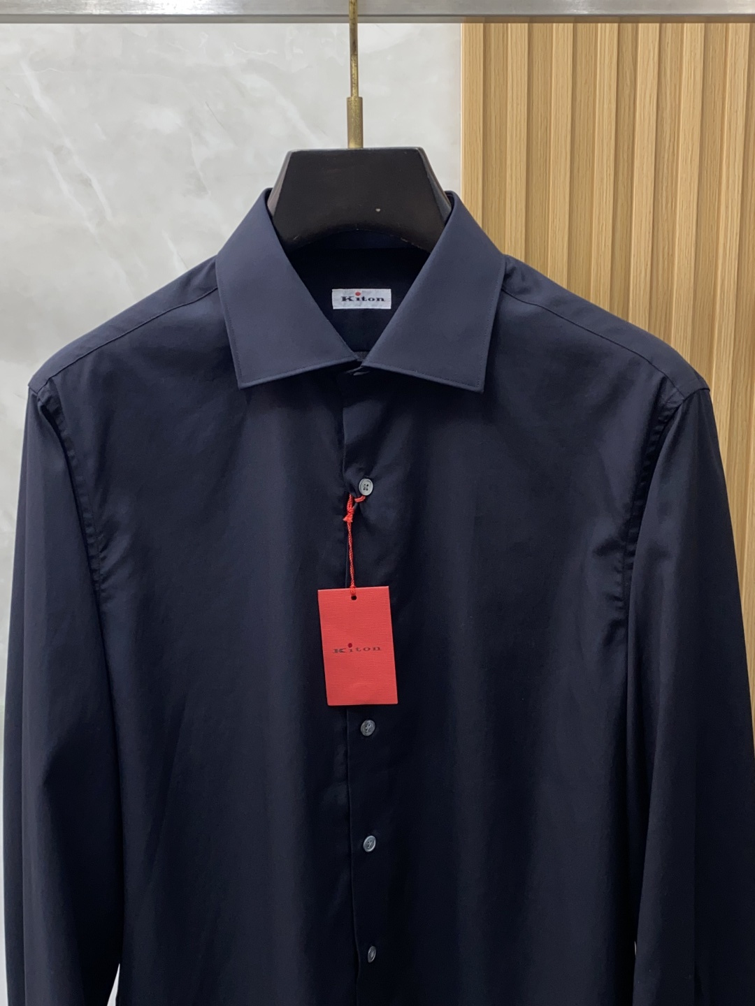 kiton 男士商务休闲长袖衬衫.官方同步系列！颇具意大利典型风格的时装，在面料选取和工艺方面都相当考究