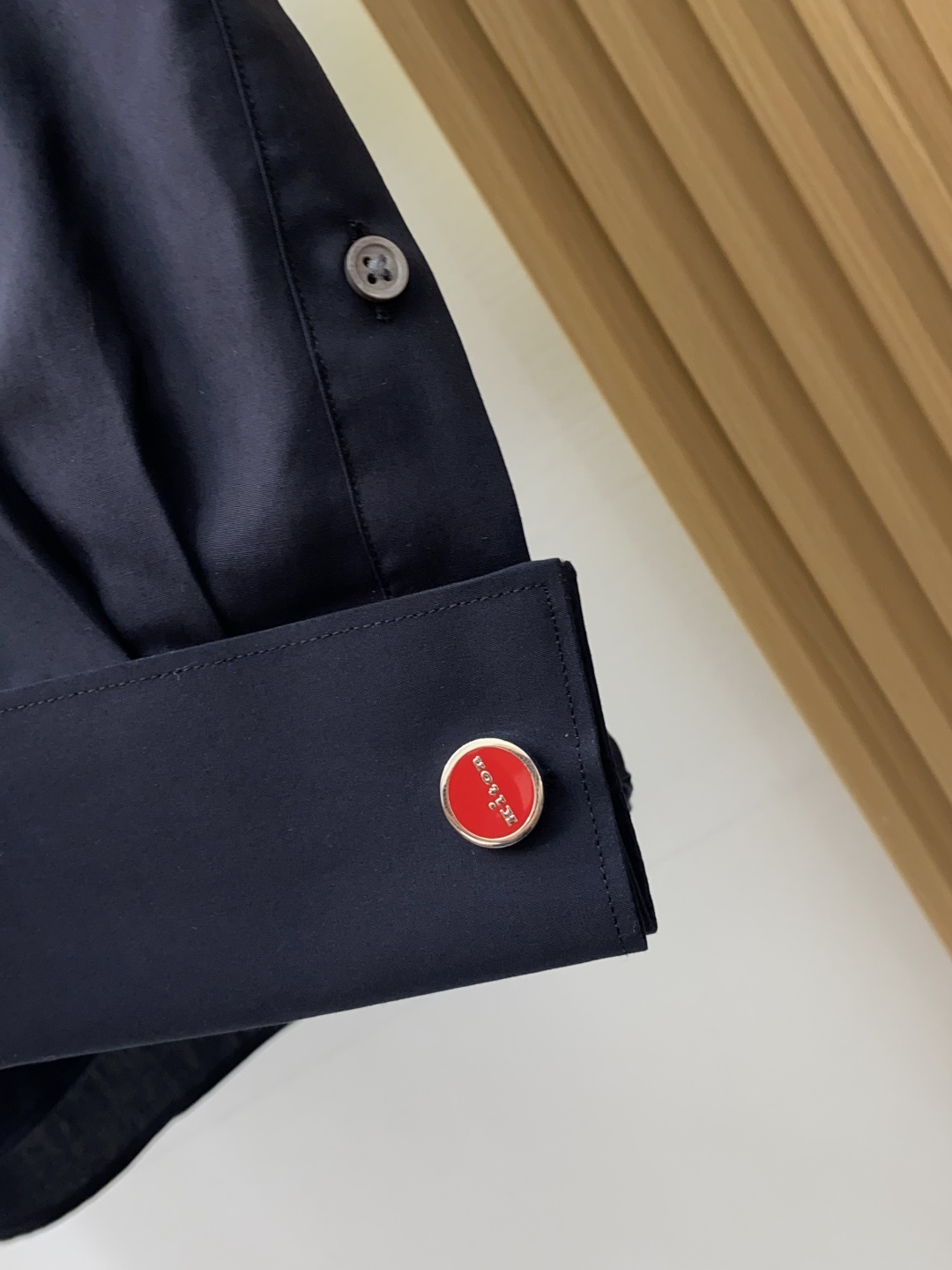 kiton 男士商务休闲长袖衬衫.官方同步系列！颇具意大利典型风格的时装，在面料选取和工艺方面都相当考究