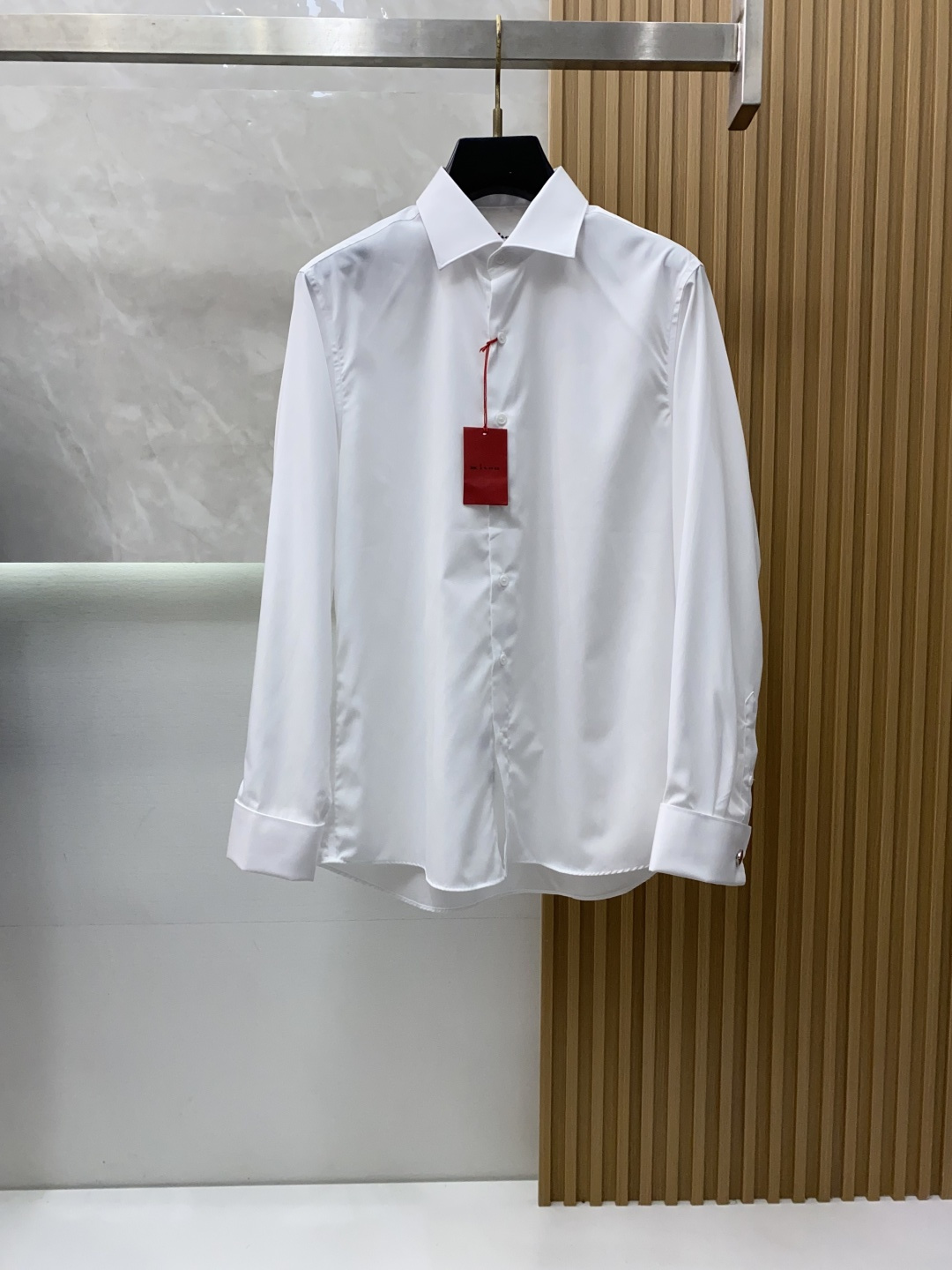 kiton 男士商务休闲长袖衬衫.官方同步系列！颇具意大利典型风格的时装，在面料选取和工艺方面都相当考究