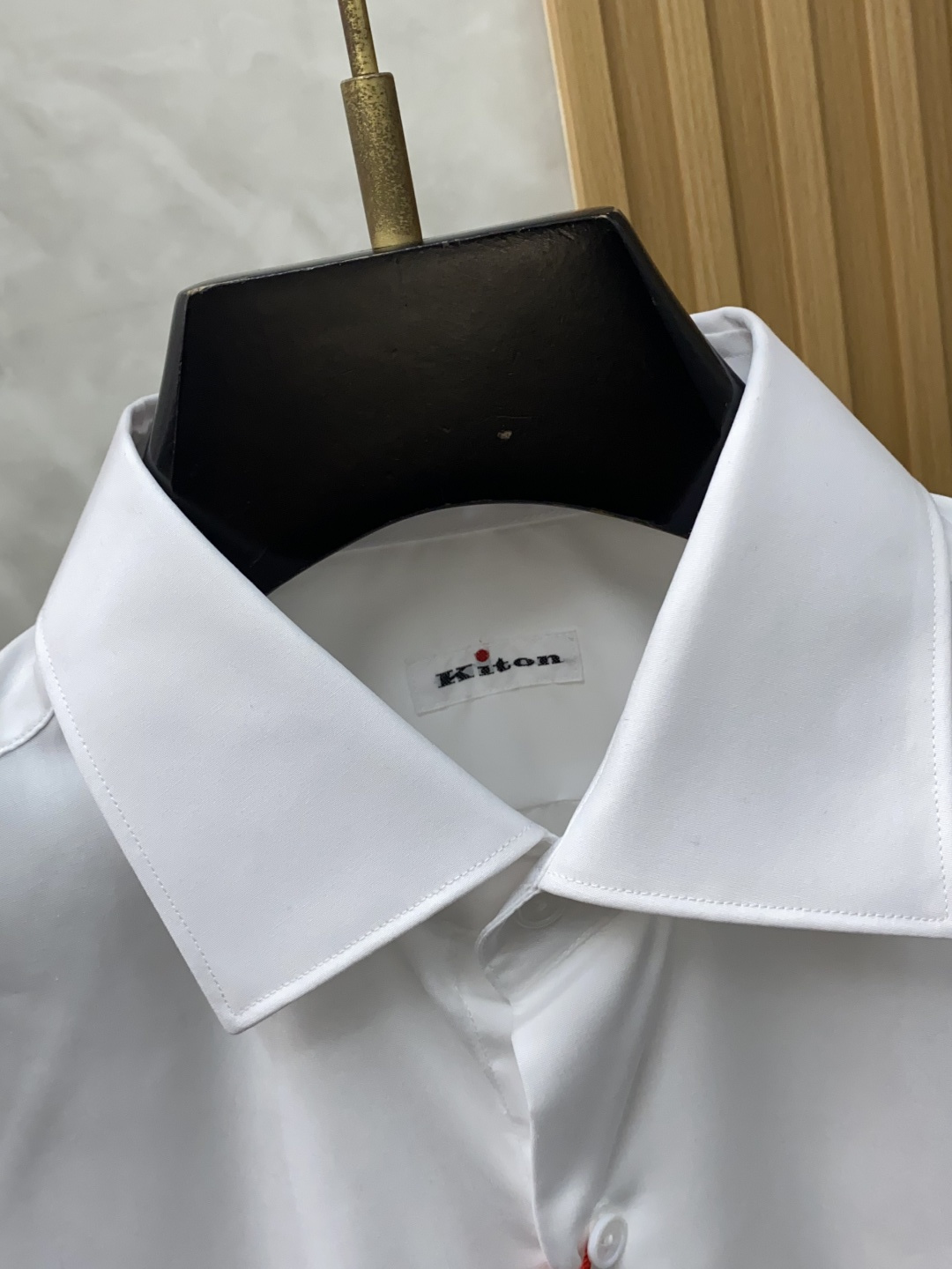 kiton 男士商务休闲长袖衬衫.官方同步系列！颇具意大利典型风格的时装，在面料选取和工艺方面都相当考究