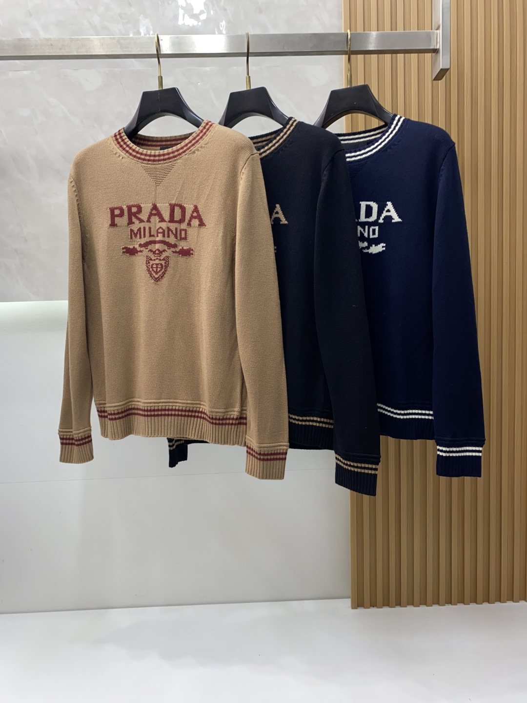 普拉达 羊毛混纺针织衫1.羊毛羊绒混纺面料：精选高品质的羊毛与羊绒原料，按照一定的比例进行混纺。羊毛提供