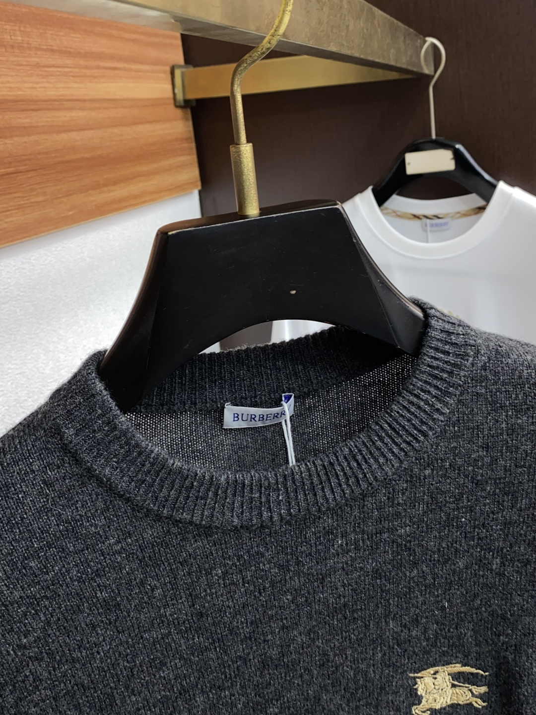 巴宝莉 2025ss秋冬新品时尚休闲打底单穿圆领商务休闲基础高档精纺100%纯羊毛毛衣 舒适保暖！抗起球