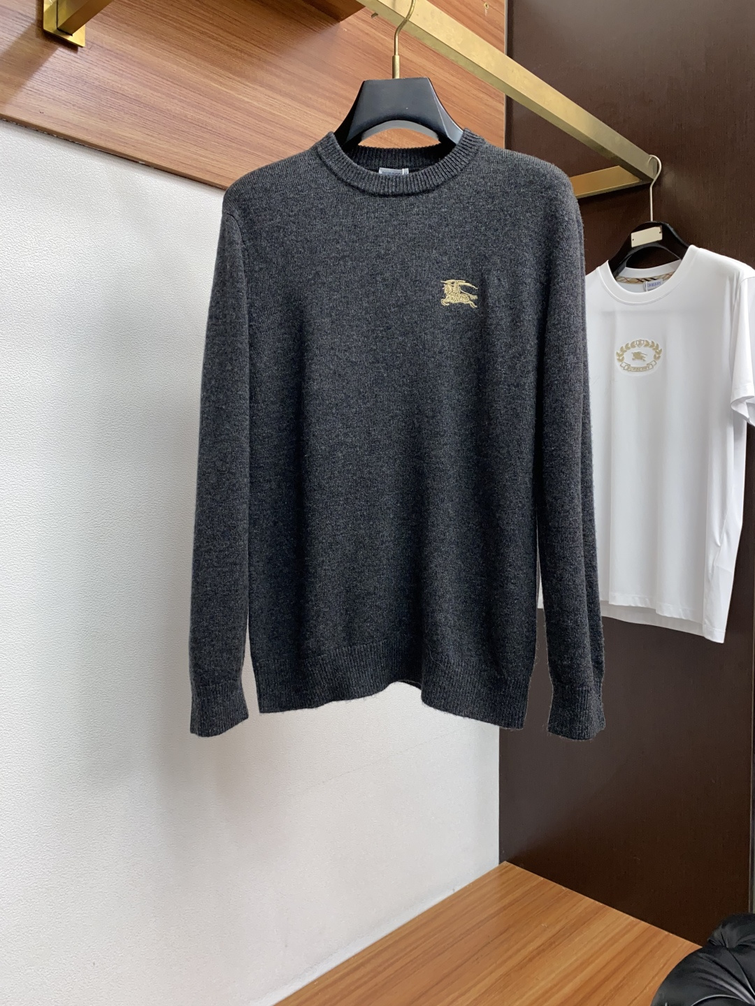 巴宝莉 2025ss秋冬新品时尚休闲打底单穿圆领商务休闲基础高档精纺100%纯羊毛毛衣 舒适保暖！抗起球