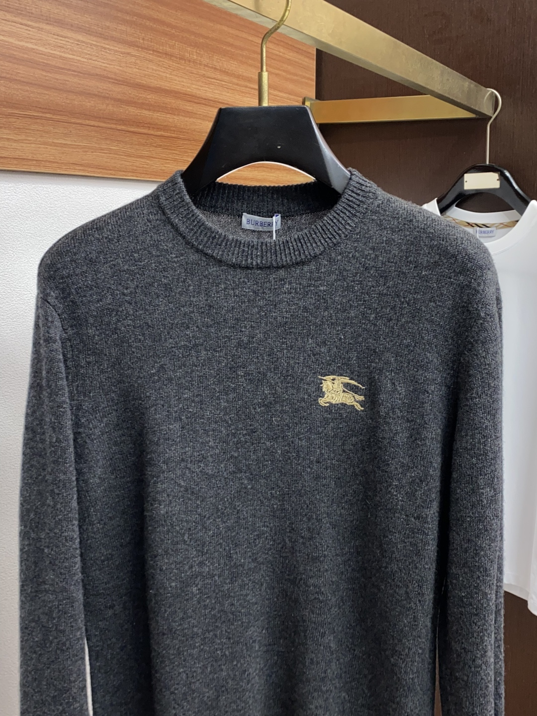 巴宝莉 2025ss秋冬新品时尚休闲打底单穿圆领商务休闲基础高档精纺100%纯羊毛毛衣 舒适保暖！抗起球