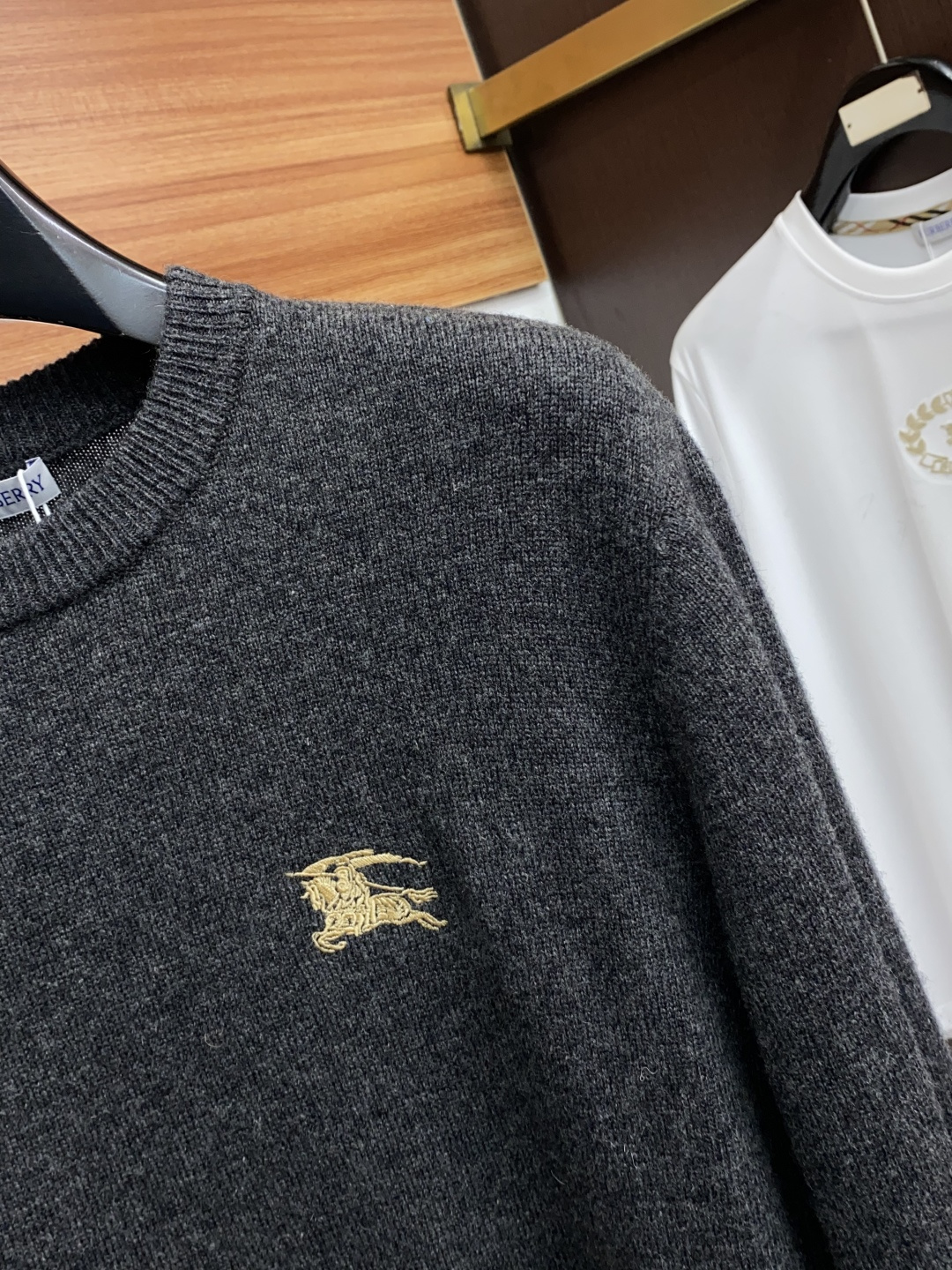 巴宝莉 2025ss秋冬新品时尚休闲打底单穿圆领商务休闲基础高档精纺100%纯羊毛毛衣 舒适保暖！抗起球