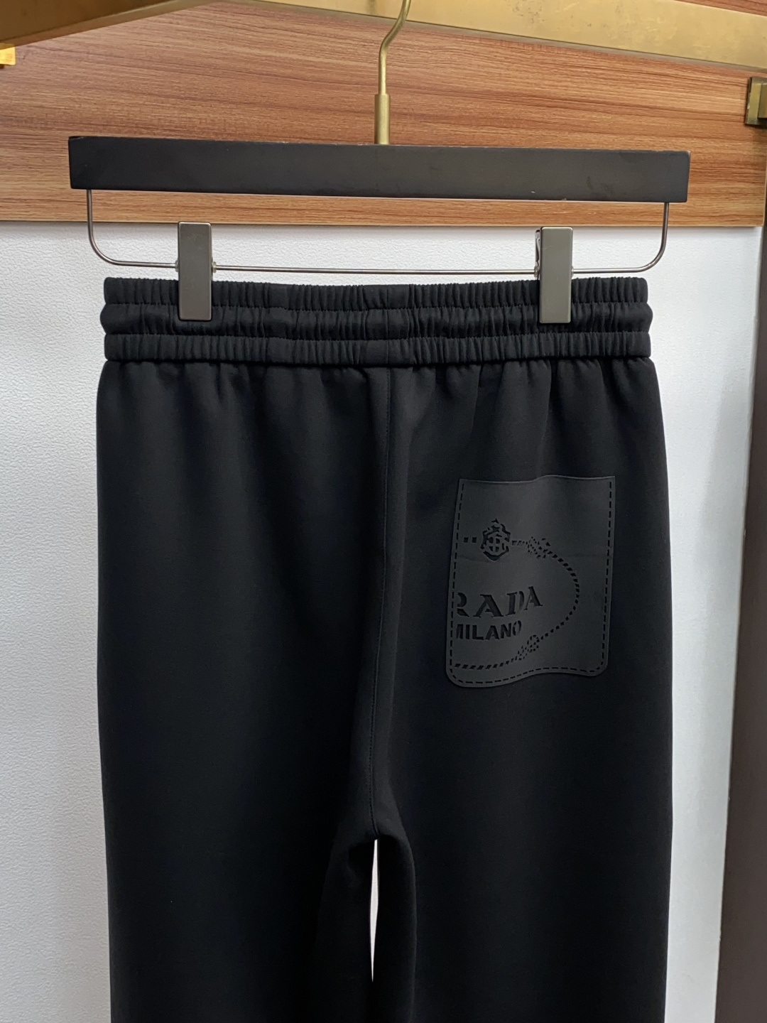 普拉达 2025SS早秋冬新品 针织棉加厚面料男士运动户外休闲裤 每季必出的类型，无需质疑的热卖王牌单品